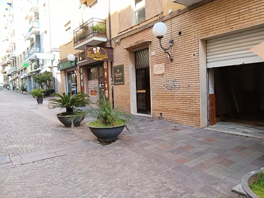 Immagine 10 di Locale commerciale in affitto  a Cosenza