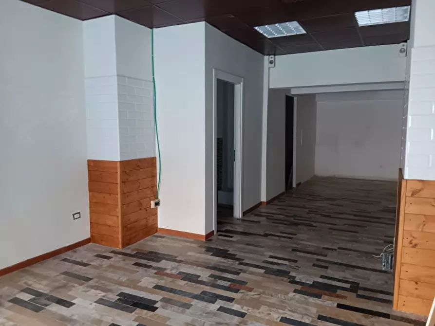 Immagine 3 di Locale commerciale in affitto  a Cosenza