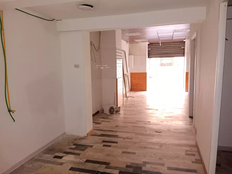 Immagine 5 di Locale commerciale in affitto  a Cosenza