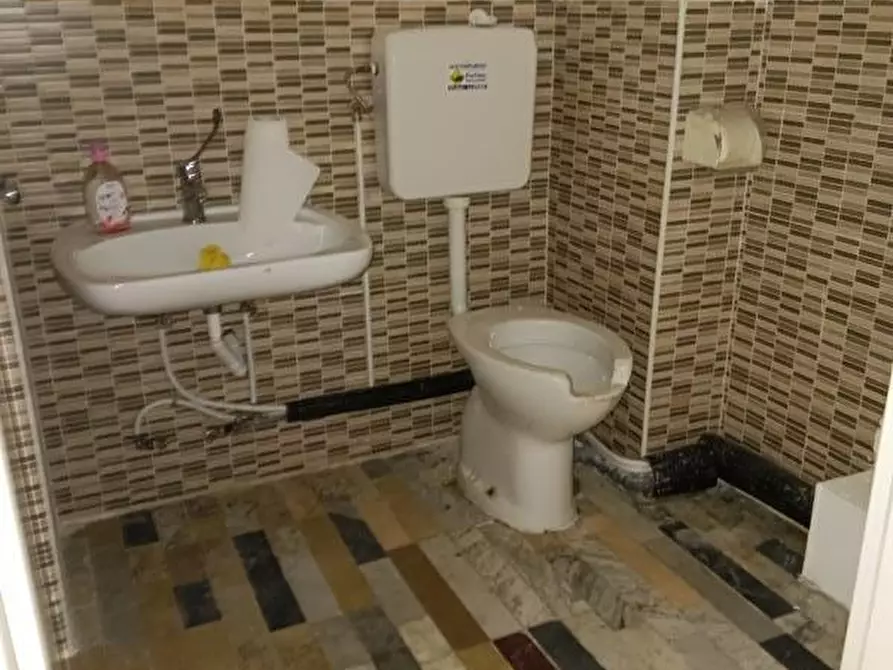 Immagine 9 di Locale commerciale in affitto  a Cosenza