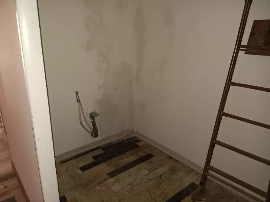 Immagine 7 di Locale commerciale in affitto  a Cosenza