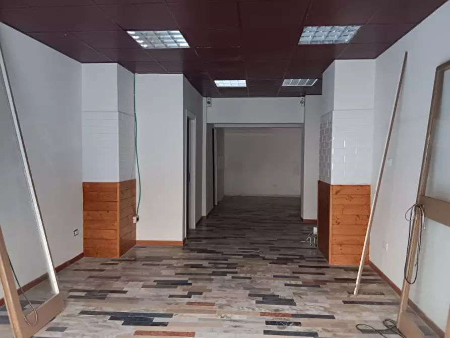 Immagine 1 di Locale commerciale in affitto  a Cosenza