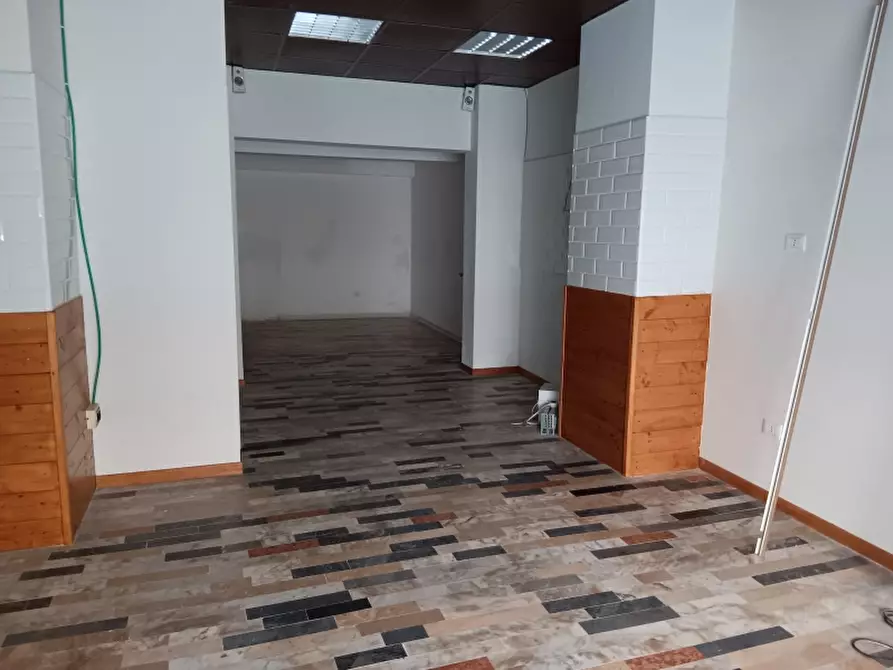 Immagine 2 di Locale commerciale in affitto  a Cosenza