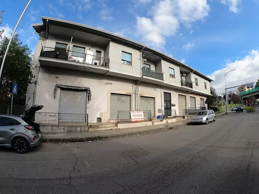 Immagine 2 di Locale commerciale in vendita  a Cosenza