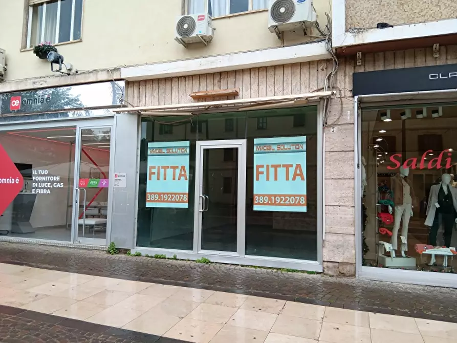 Immagine 1 di Locale commerciale in affitto  in Corso Mazzini 7 a Cosenza