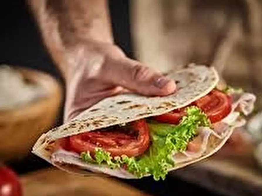 Immagine 6 di Attività commerciale in vendita  in VIALE DELLE NAZIONI 10 a Lazise