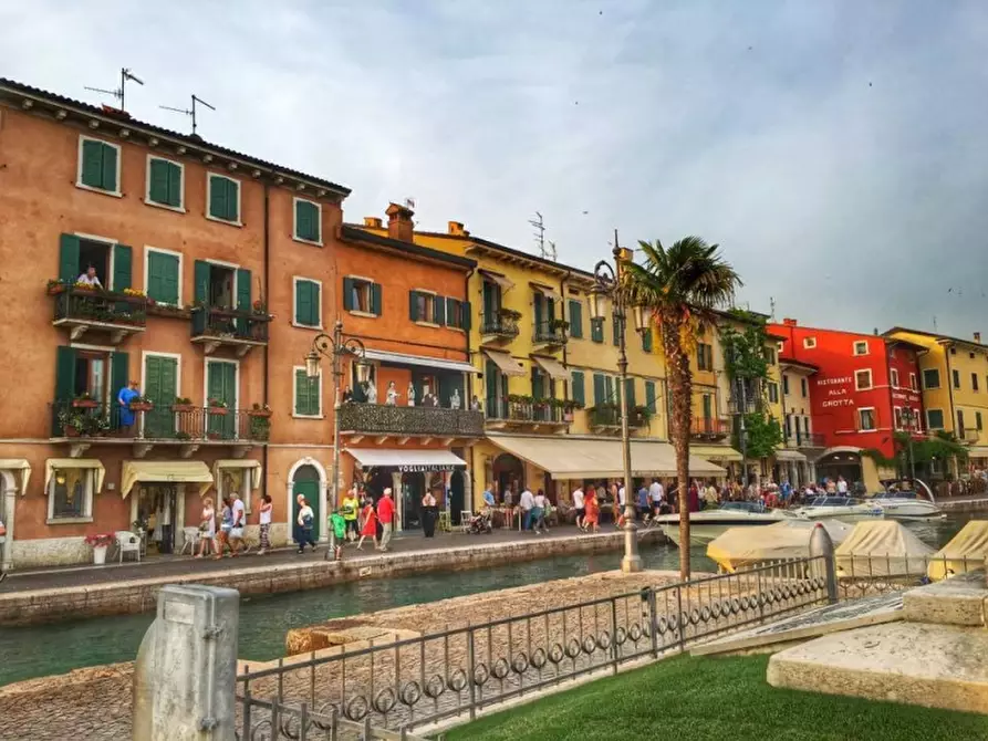 Immagine 1 di Attività commerciale in vendita  in VIALE ROMA 1 a Lazise