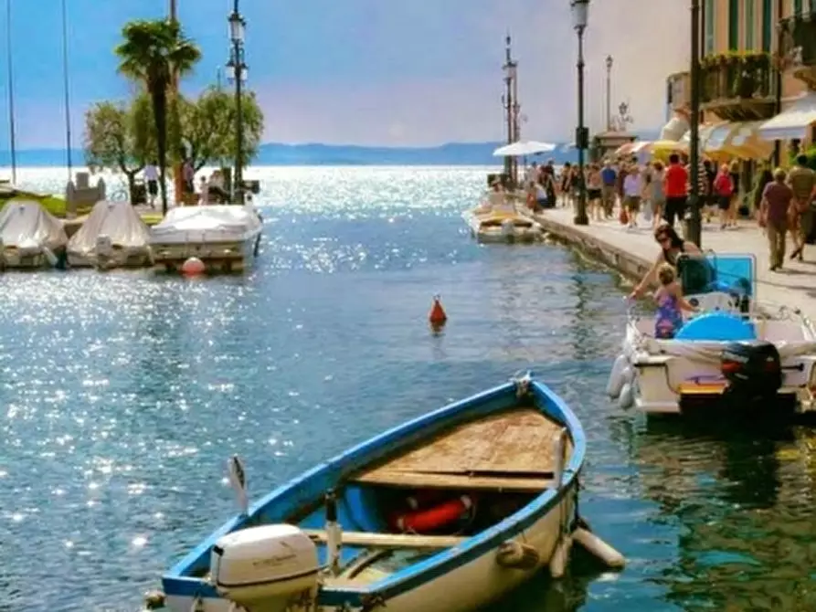 Immagine 2 di Attività commerciale in vendita  in VIALE ROMA 1 a Lazise