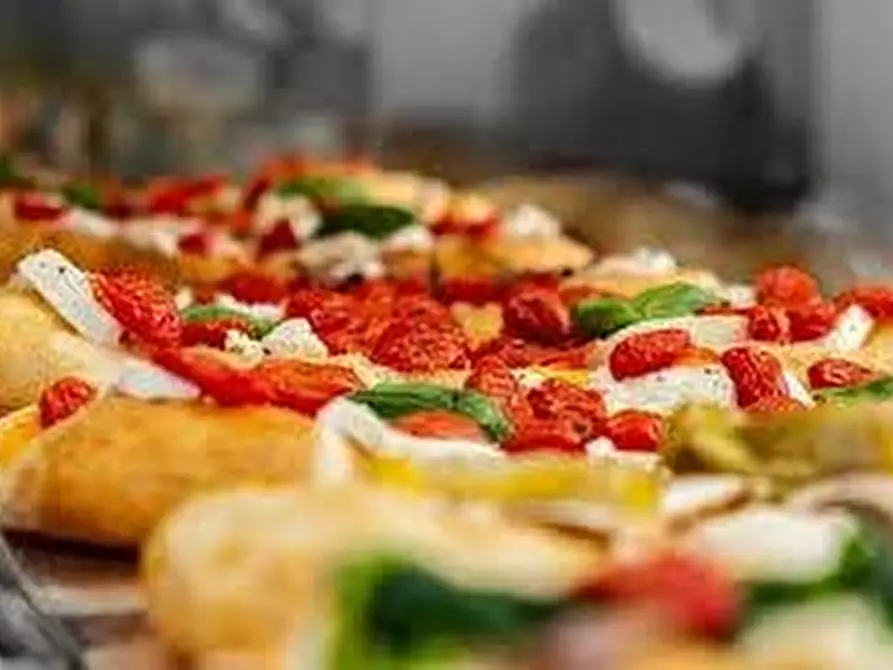 Immagine 5 di Attività commerciale in vendita  in VIALE ROMA 1 a Lazise