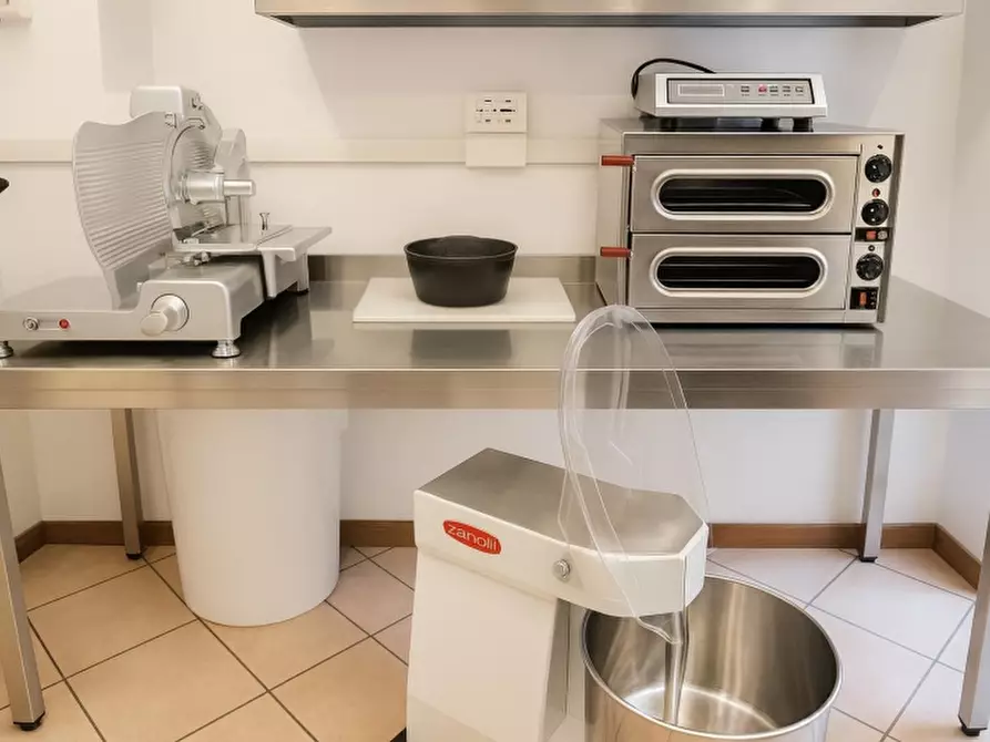 Immagine 2 di Attività commerciale in vendita  in via roma 1 a Torri Del Benaco