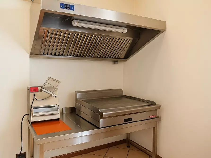 Immagine 4 di Attività commerciale in vendita  in via roma 1 a Torri Del Benaco