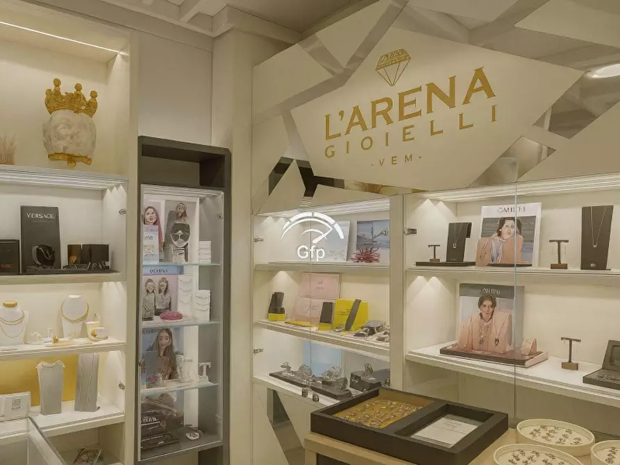 Immagine 4 di Attività commerciale in vendita  in VIA ROMA 1 a Verona