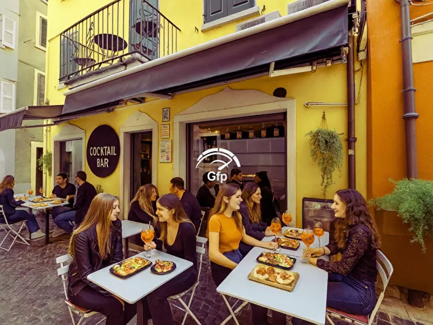 Immagine 2 di Bar / Ristorante in vendita  in VIA ROMA 1 a Peschiera Del Garda
