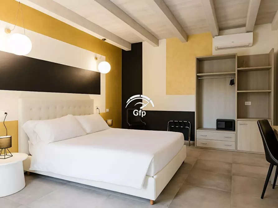 Immagine 12 di Attività commerciale in vendita  in via roma 10 a Verona