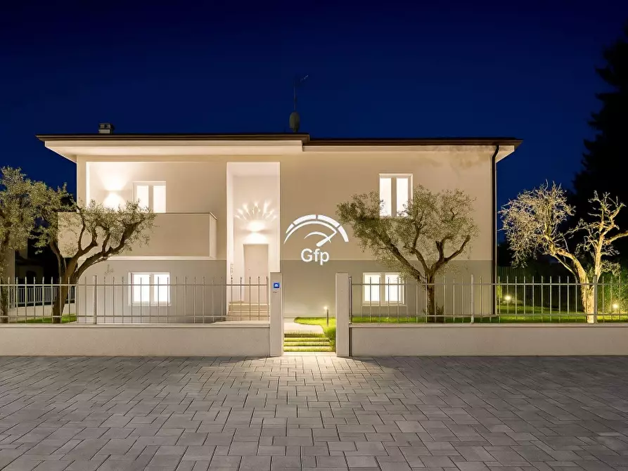 Immagine 1 di Attività commerciale in vendita  in via roma 10 a Verona