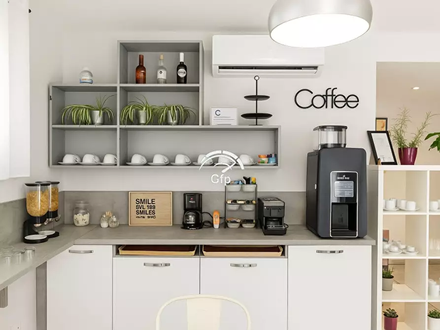 Immagine 6 di Attività commerciale in vendita  in via roma 10 a Verona