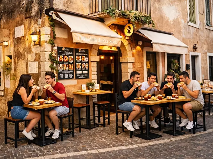 Immagine 1 di Attività commerciale in vendita  in VIALE ROMA 1 a Lazise