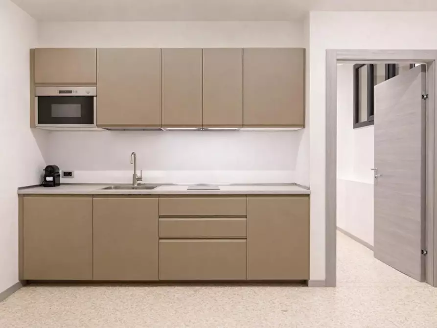 Immagine 8 di Attività commerciale in vendita  in VIA ROMA 50 a Verona