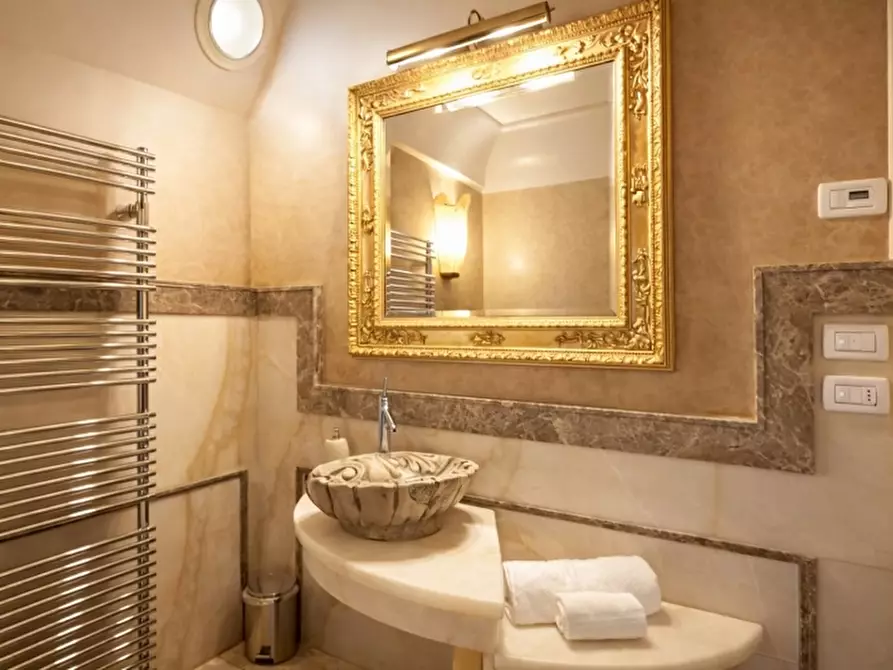 Immagine 2 di Attività commerciale in vendita  in VIA ROMA 100 a Verona