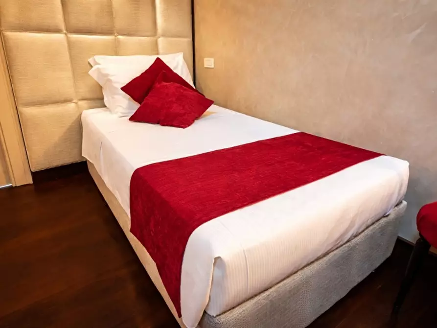 Immagine 1 di Attività commerciale in vendita  in VIA ROMA 100 a Verona