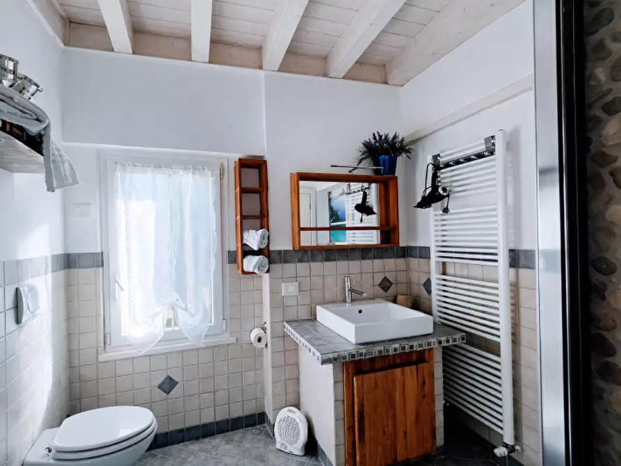 Immagine 1 di Attività commerciale in vendita  in VIA ROMA 100 a Bardolino