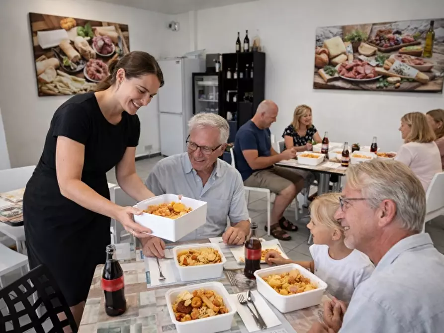Immagine 1 di Attività commerciale in affitto  in VIA ROMA 100 a Bardolino