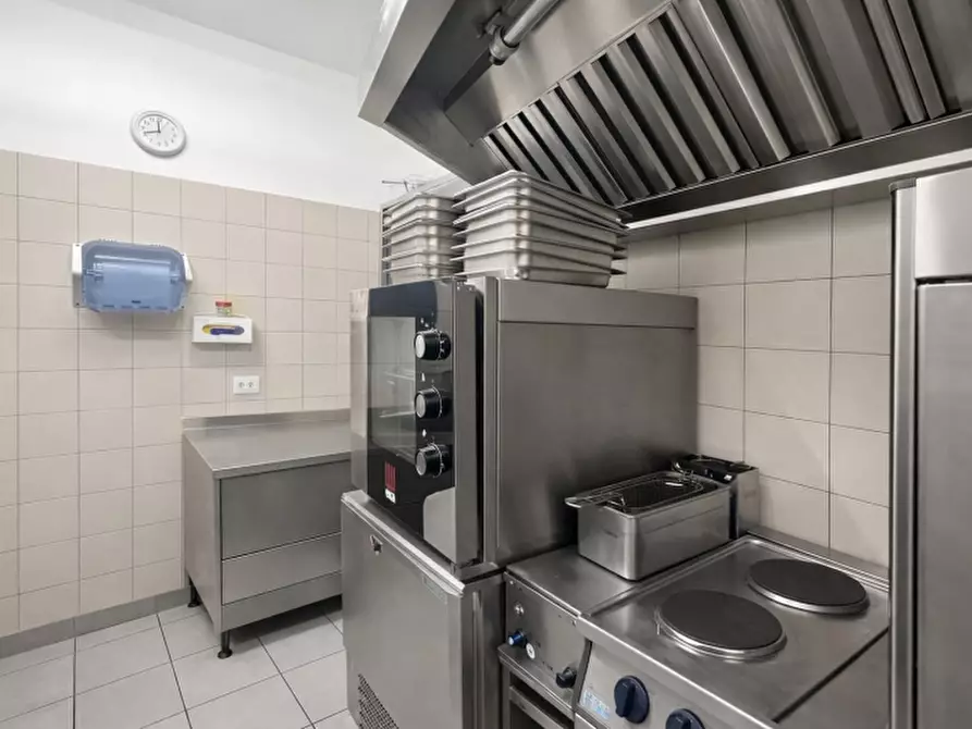 Immagine 5 di Attività commerciale in affitto  in VIA ROMA 100 a Bardolino