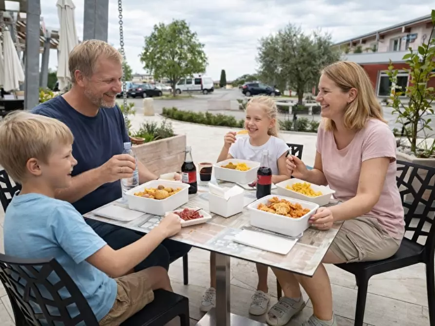 Immagine 3 di Attività commerciale in affitto  in VIA ROMA 100 a Bardolino
