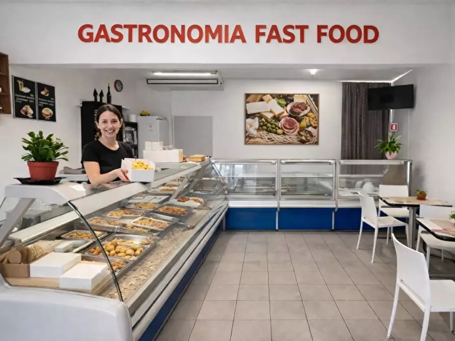 Immagine 2 di Attività commerciale in affitto  in VIA ROMA 100 a Bardolino