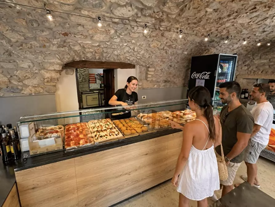 Immagine 2 di Pizzeria / Pub in vendita  in VIA MILANO 100 a Torri Del Benaco