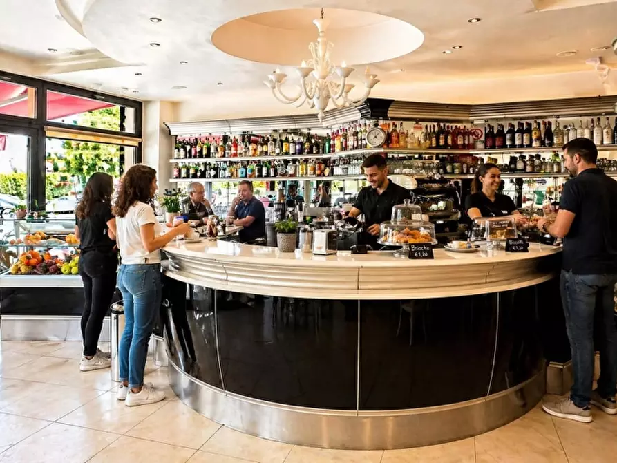 Immagine 2 di Bar / Ristorante in vendita  in Via Roma 100 a Verona