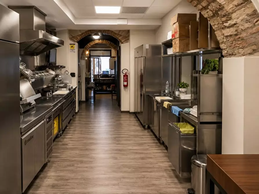 Immagine 11 di Attività commerciale in vendita  in VIALE ROMA 1 a Lazise