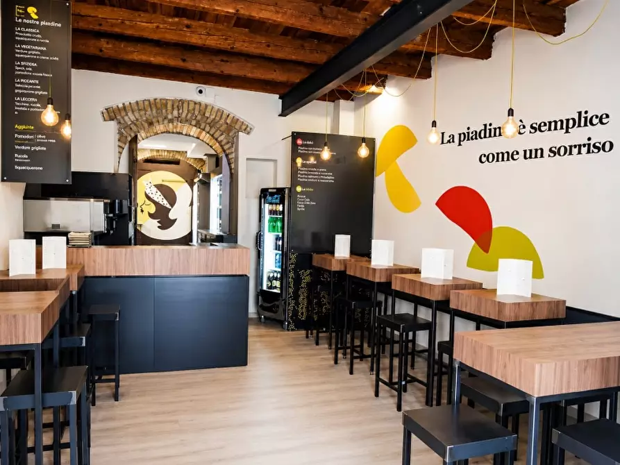 Immagine 1 di Attività commerciale in vendita  in VIALE ROMA 1 a Lazise