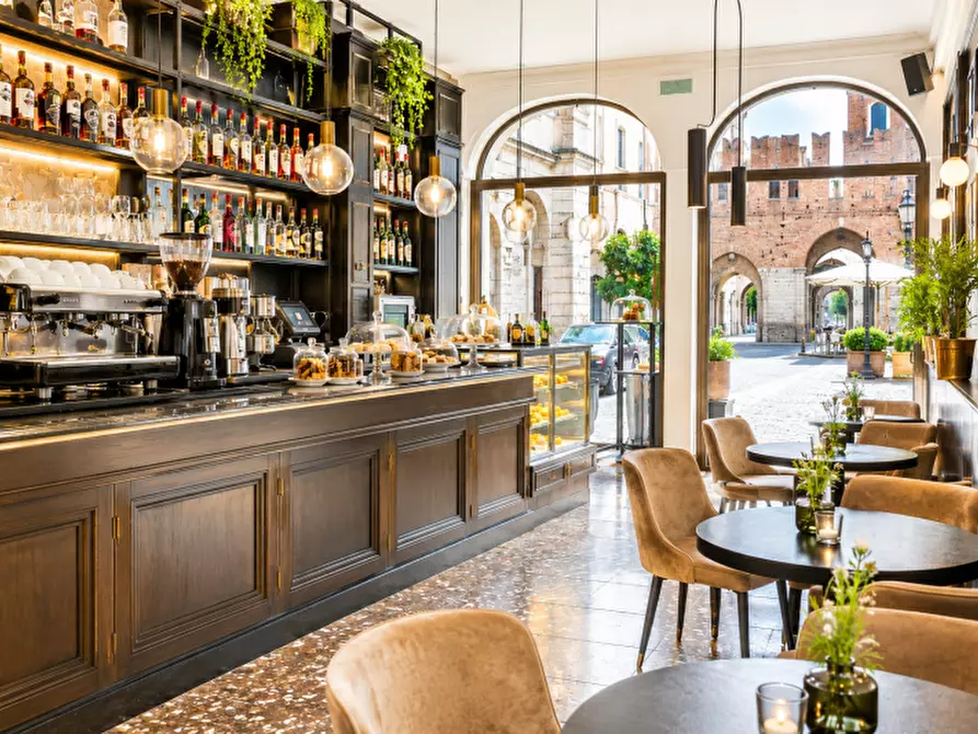 Immagine 1 di Bar / Ristorante in vendita  in VIA ROMA 100 a Verona