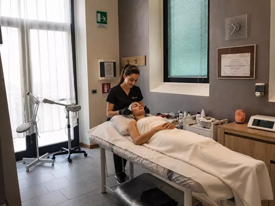 Immagine 1 di Attività commerciale in vendita  in VIA ROMA 100 a Verona