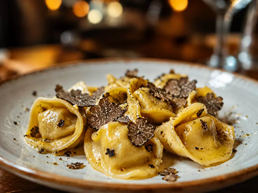 Immagine 1 di Bar / Ristorante in vendita  in VIA ROMA 100 a Valeggio Sul Mincio