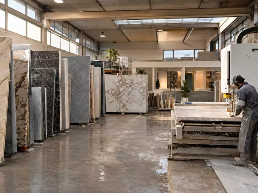 Immagine 1 di Attività commerciale in vendita  in VIA ROMA 100 a Mantova