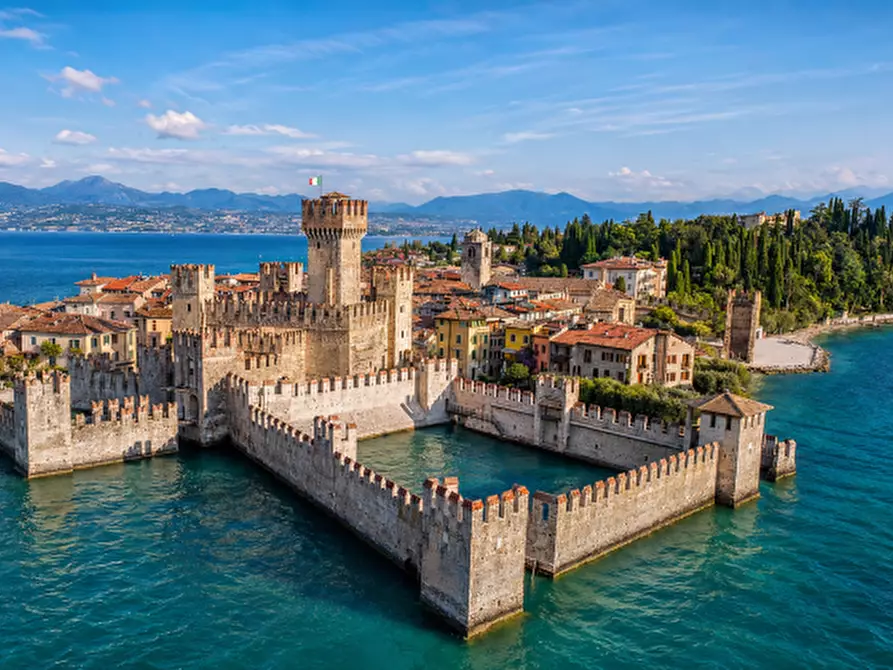 Immagine 2 di Bar / Ristorante in vendita  in VIA ROMA 100 a Sirmione