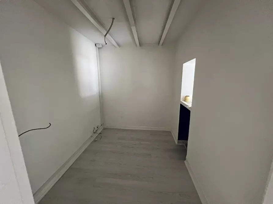 Immagine 4 di Negozio in affitto  in Via Alcide de Gasperi 233 a Pagani