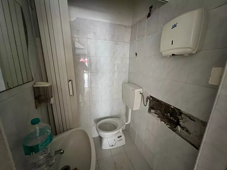 Immagine 8 di Negozio in affitto  in Via Alcide de Gasperi 233 a Pagani