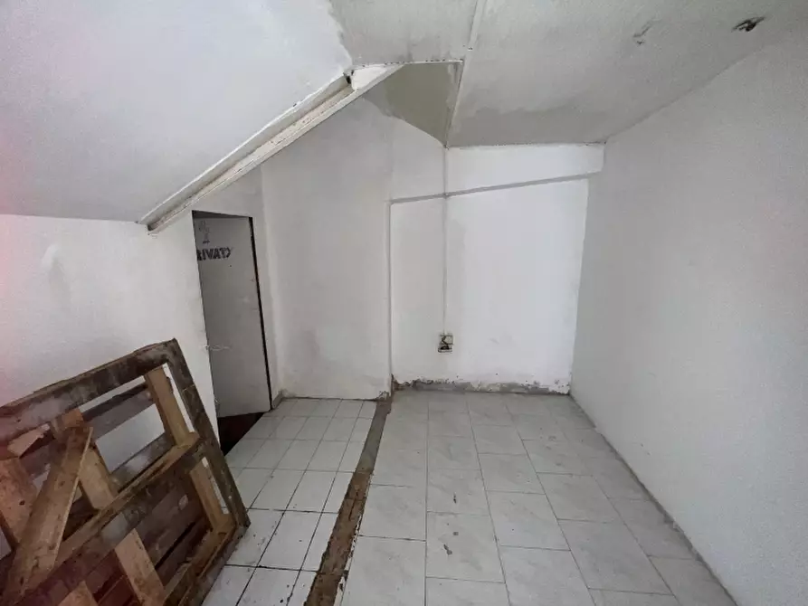 Immagine 12 di Negozio in affitto  a Pagani