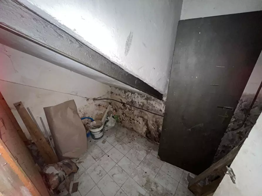 Immagine 13 di Negozio in affitto  a Pagani