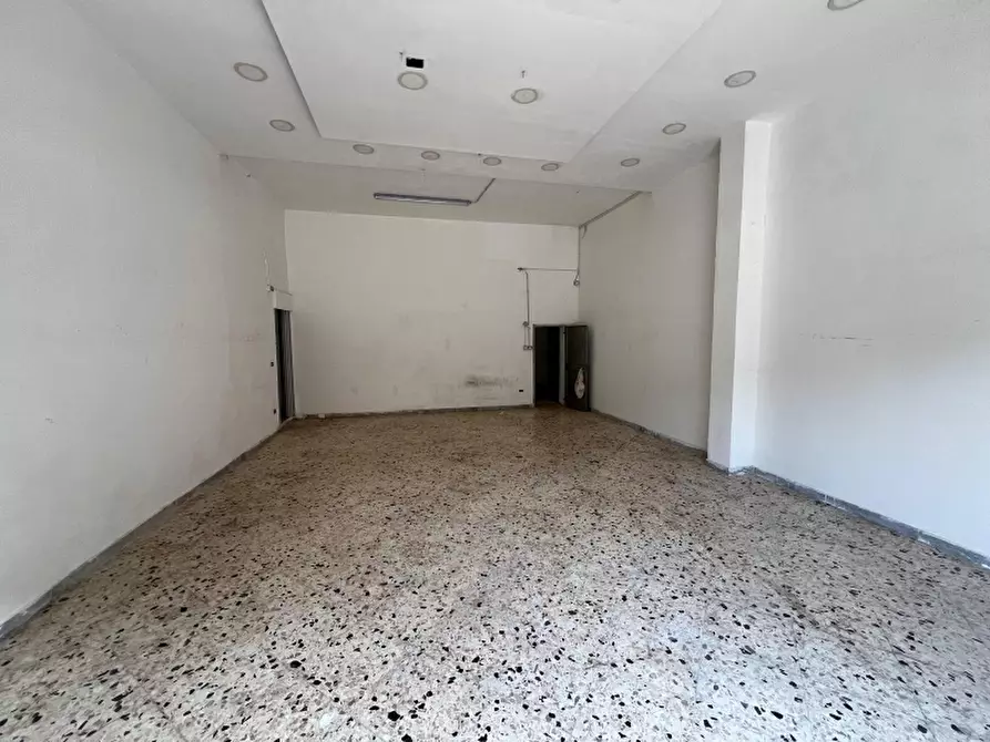 Immagine 6 di Negozio in affitto  a Pagani