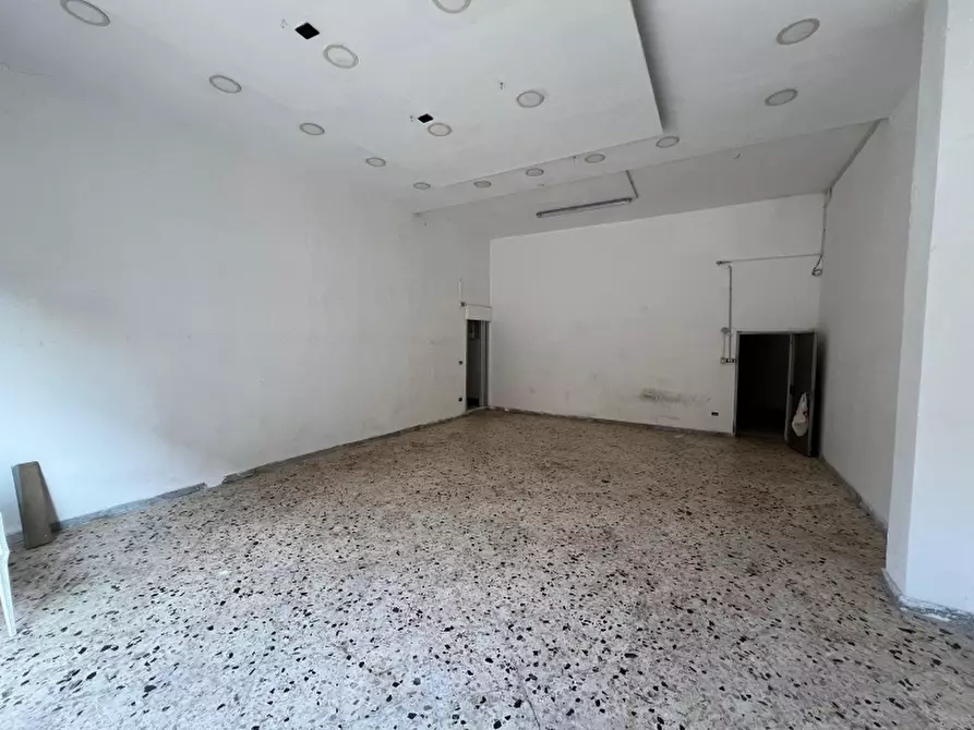 Immagine 7 di Negozio in affitto  a Pagani