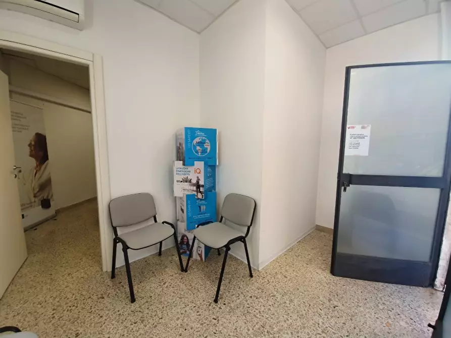 Immagine 1 di Locale commerciale in affitto  a Foligno