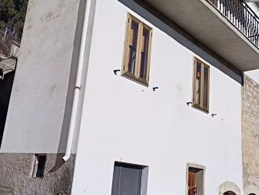 Immagine 1 di Casa indipendente in vendita  a Sessano Del Molise