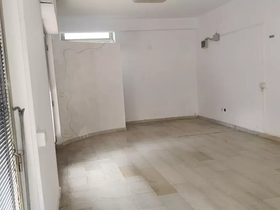 Immagine 14 di Locale commerciale in vendita  a Isernia