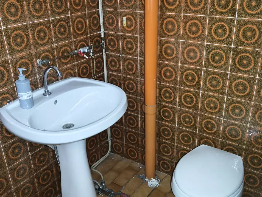 Immagine 15 di Locale commerciale in vendita  a Isernia