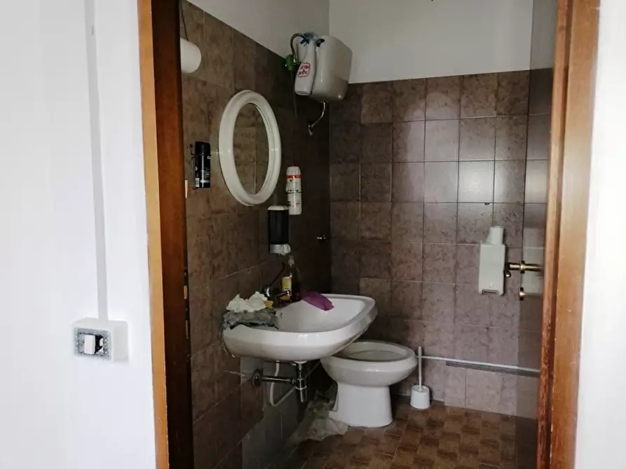 Immagine 8 di Locale commerciale in vendita  in Stada Statale 85 Venafrana a Isernia