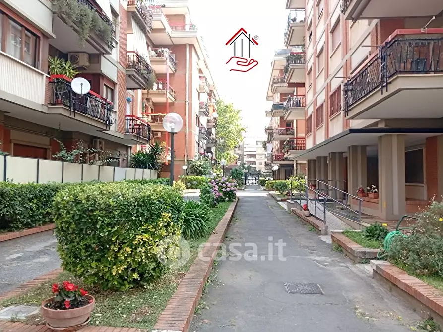 Immagine 6 di Appartamento in vendita  in Via delle Nereidi 36 a Roma